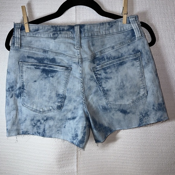 NWOT UNIVERSAL THREAD Womens size 4 High Rise Denim Jean Shorts Blue 4" Ins - Picture 2 of 4